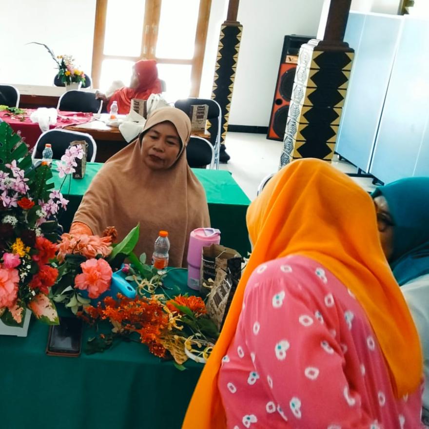 PKK Kalurahan Kulur Peringati Hari Ibu Dengan Merangkai Bunga